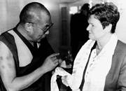 Der Dalai Lama und Gro Harlem Brundtland (Generaldirektorin der WHO) während einer Diskussion zur ISFiT 1994